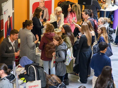 Menschen bei der Connect - Messe für Sozialberufe