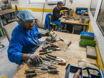 Männer arbeiten in einer Werkstatt