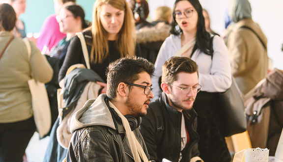 junge Menschen sitzen bei der Beratung