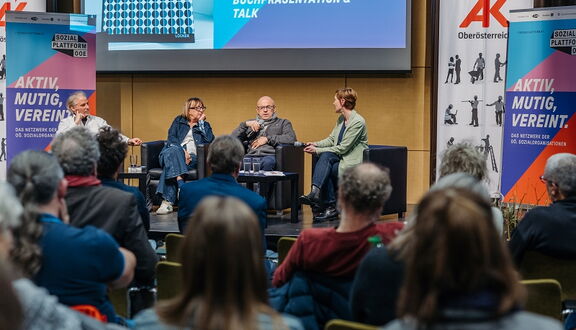 Martin Schenk, Christa Stelzer-Orthofer, Nikolaus Dimmel und Moderatorin Iris Woltran am Podium
