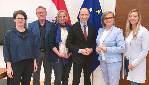 Vertreter:innen von arbeit plus mit Bundesminister Kocher