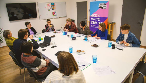 Menschen am Besprechungstisch