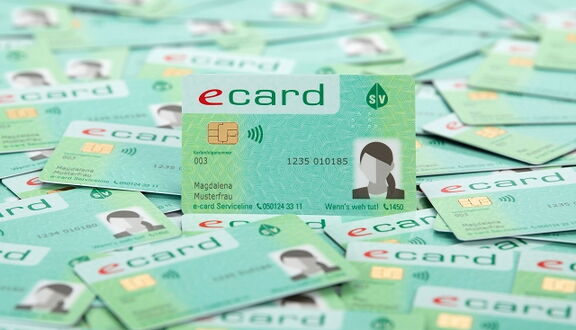 Auf dem Foto sieht man viele ecards liegen