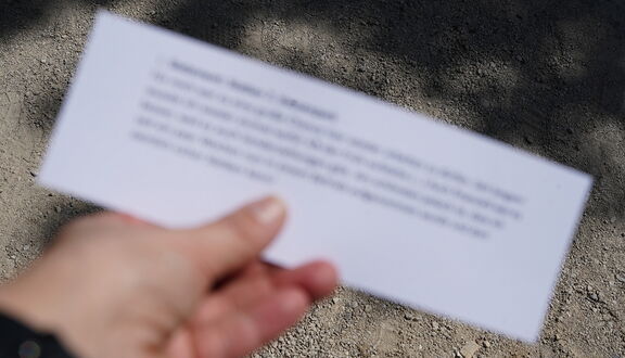 Eine Seite Papier mit verschwommenem Text