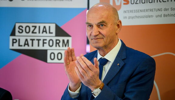 Landesrat Christian Dörfel klatscht, er ist beeindruckt von der Connect Karrieremesse Sozialwirtschaft in Linz.