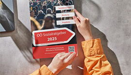 Auf dem Bild sieht man den Sozialratgeber 2025, ein Nachschlagewerk für soziale Leistungen und Beratungsangebote in Oberösterreich.